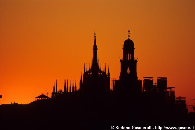  Duomo e Castello all'alba - click to next image