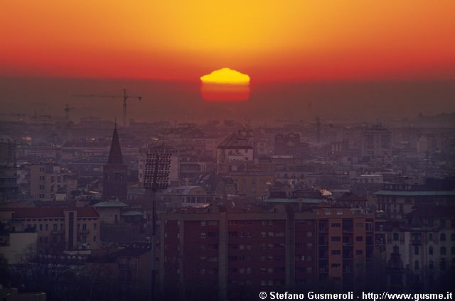  Alba con smog sulla zona di S.Marco - click to next image