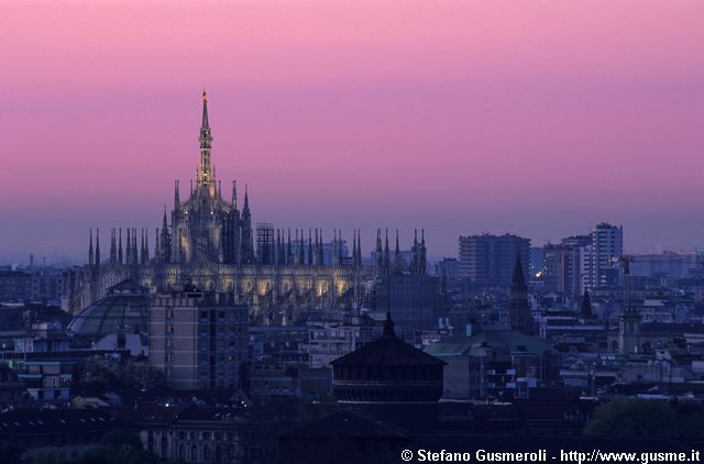  Duomo e grattacieli illuminati all'alba - click to next image