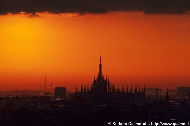  Duomo e ciminiere Tavazzano all'alba - click to next image