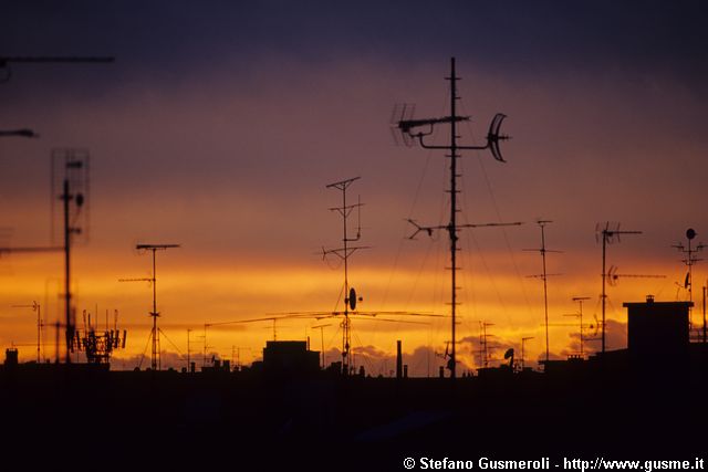  Le antenne di I2UBT in via Mascheroni 11 al tramonto - click to next image