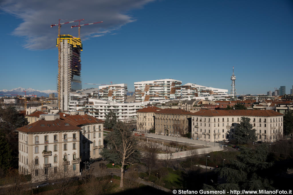  Piazzale Giulio Cesare e torre Isozaki in costruzione - click to next image