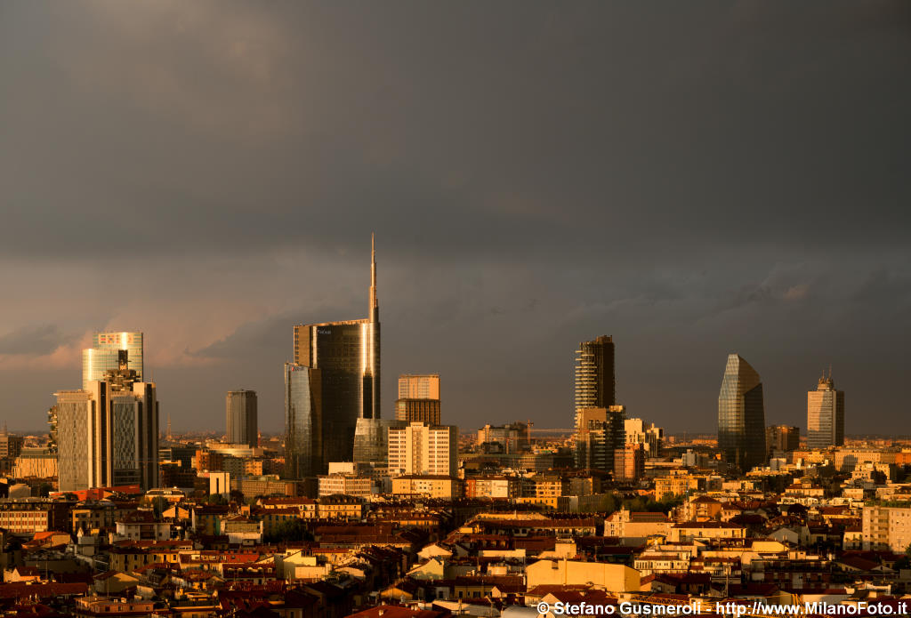 Grattacieli al tramonto sotto al temporale - click to next image
