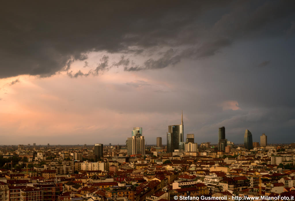  Grattacieli sotto al temporale - click to next image
