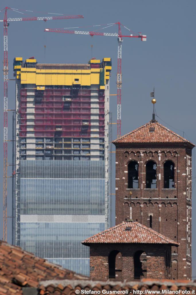  Campanili S.Ambrogio e torre Isozaki in cantiere - click to next image