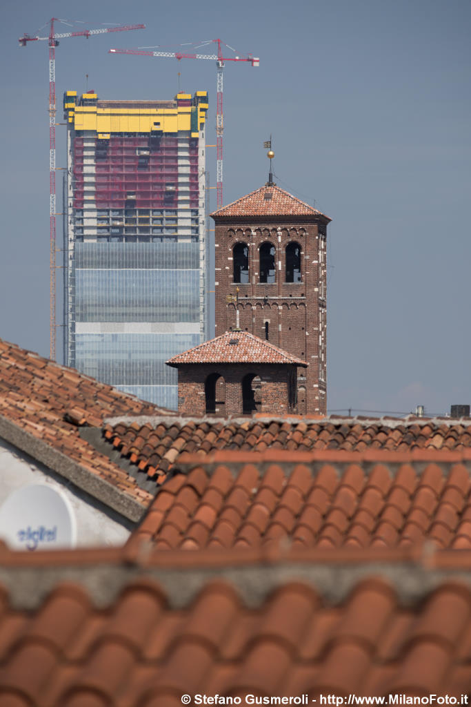  Coppi, campanili S.Ambrogio e torre Isozaki in cantiere - click to next image