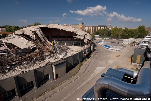  Demolizione padiglione 9 e viale Siderurgia - click to next image