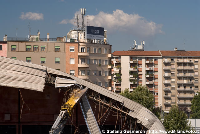  Demolizione pad.9 e palazzi viale Berengario - click to next image