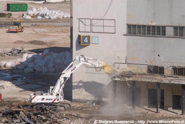  Komatsu 350 Despe demolisce la tettoia del pad.4 - click to next image