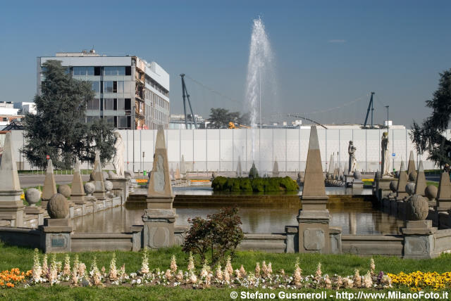  Fontana delle 4 Stagioni e demolizioni - click to next image
