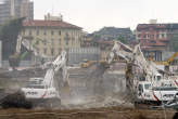 20080418_105444 Escavatori Despe demoliscono il piano interrato del pad.5