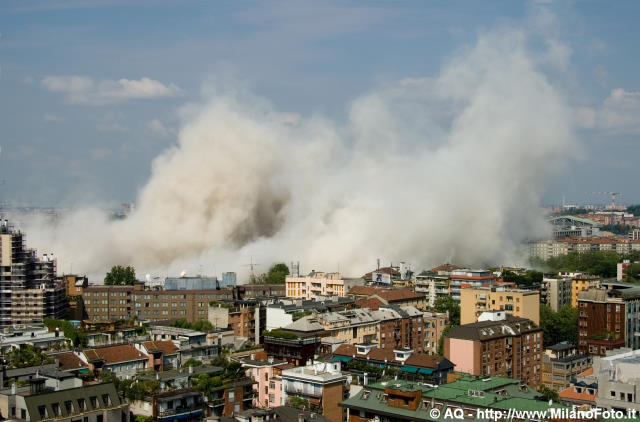  Polverone alzato dall'implosione del pad.20 - click to next image