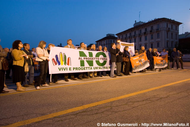  Comitati in piazzale Giulio Cesare - click to next image