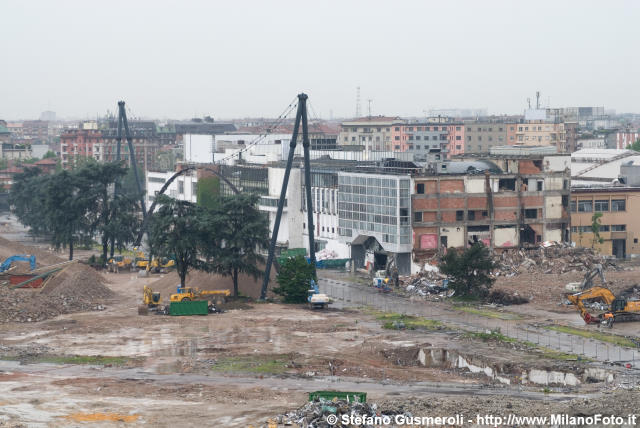  Tensostruttura e CISI in demolizione - click to next image