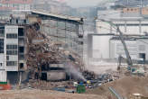 20080526_102308 Volvo EC460 CM alla demolizione del CISI