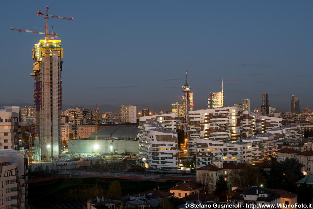  Torre Isozaki e residenze Hadid al crepuscolo - click to next image