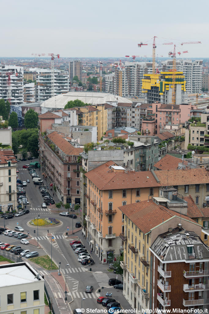  Via Ferrucci e torre Isozaki - click to next image