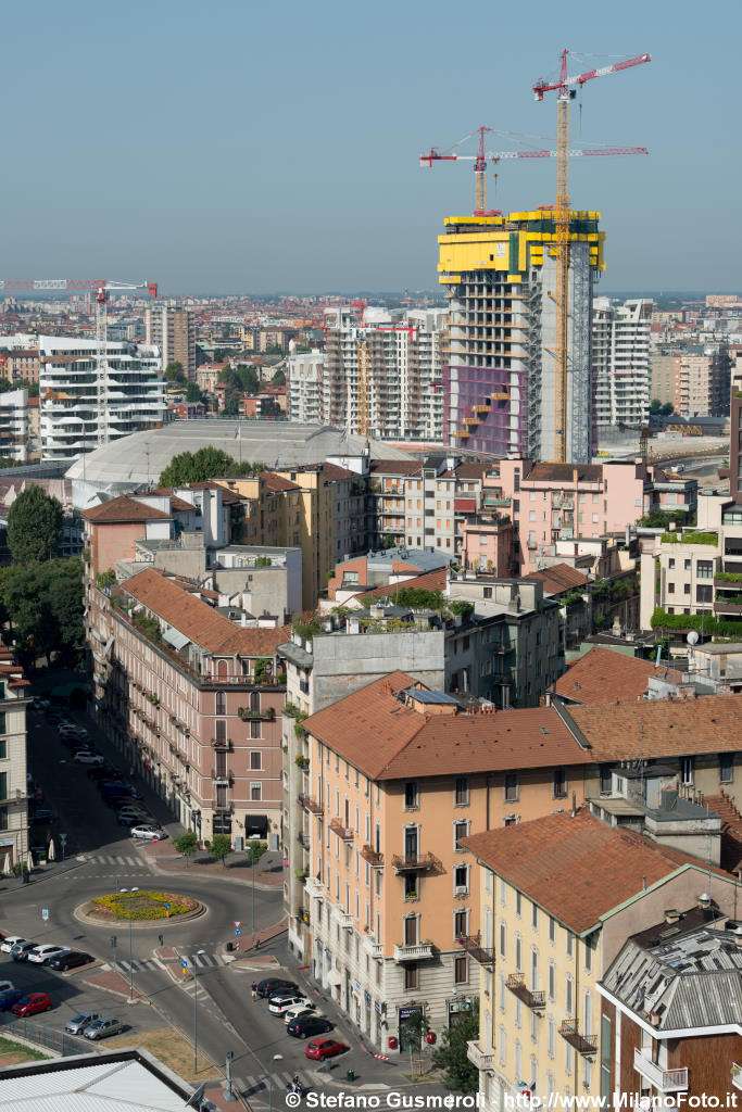  Via Ferrucci e torre Isozaki - click to next image