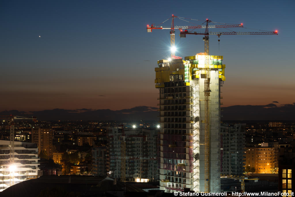  Cantiere torre Isozaki al tramonto - click to next image