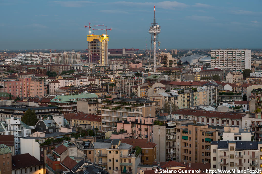  Verso la torre Isozaki - click to next image
