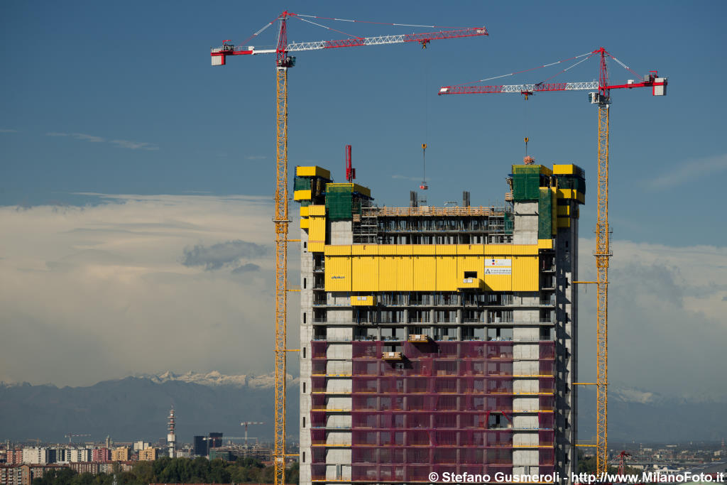  Torre Isozaki in costruzione - click to next image