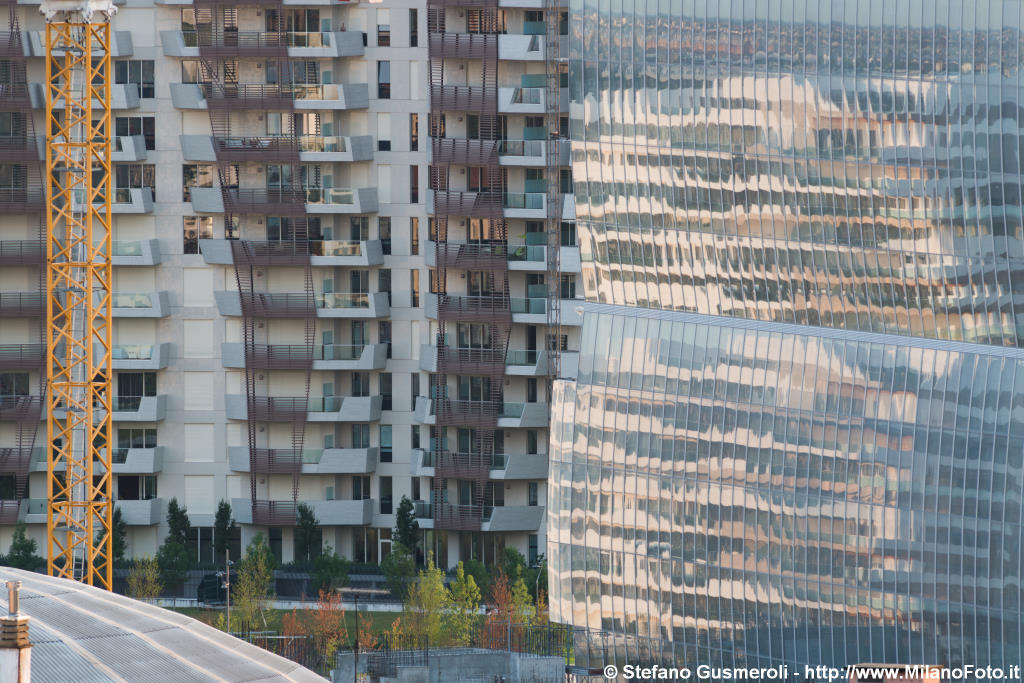  Riflessi sulla torre Isozaki - click to next image