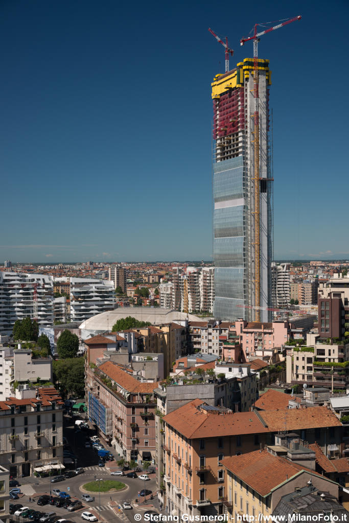  Via Ferrucci e torre Isozaki - click to next image