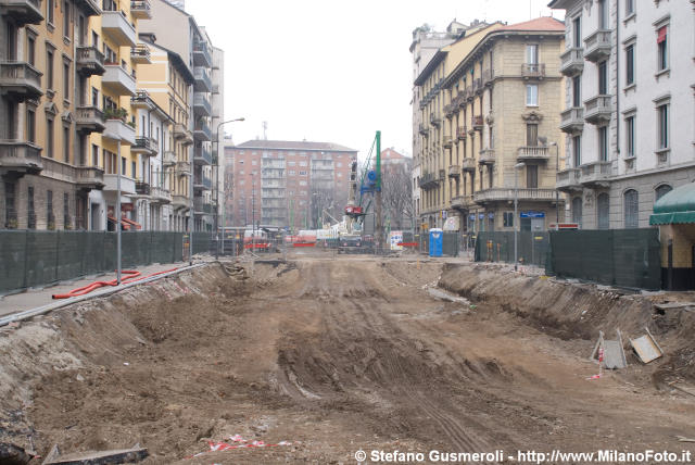  Primi scavi per la MM5 in via Volturno - click to next image