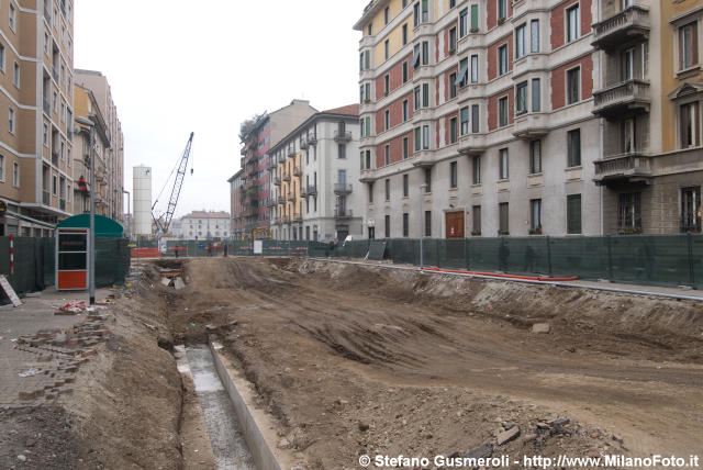  Primi scavi per la MM5 in via Volturno - click to next image