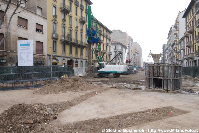  Primi scavi per la MM5 in via Volturno - click to next image