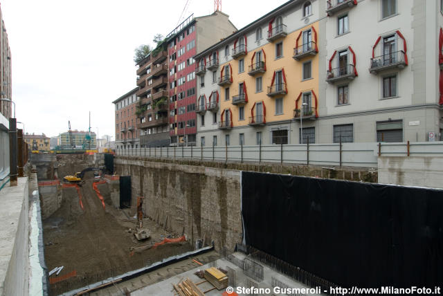  Via Volturno durante il cantiere MM5 - click to next image