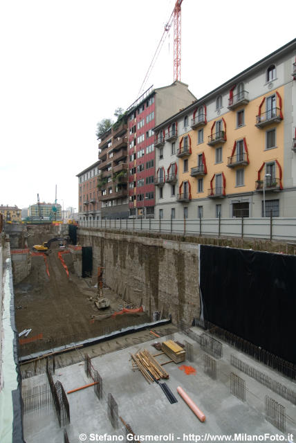  Via Volturno durante il cantiere MM5 - click to next image