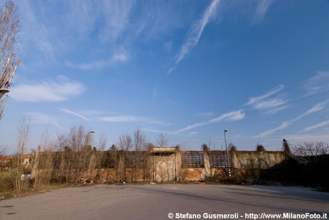  Perimetro acciaierie Redaelli in via Morsenchio - click to next image