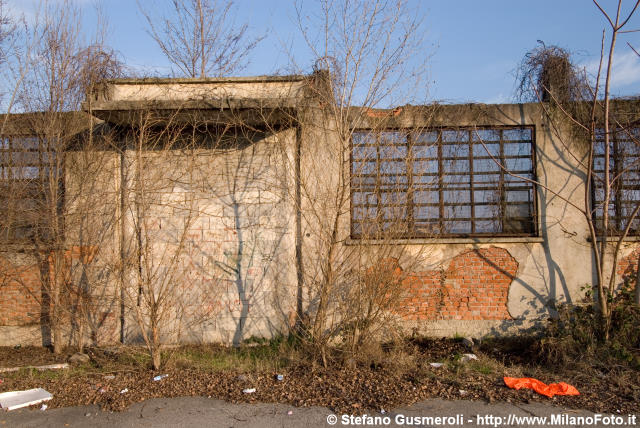  Perimetro acciaierie Redaelli in via Morsenchio - click to next image