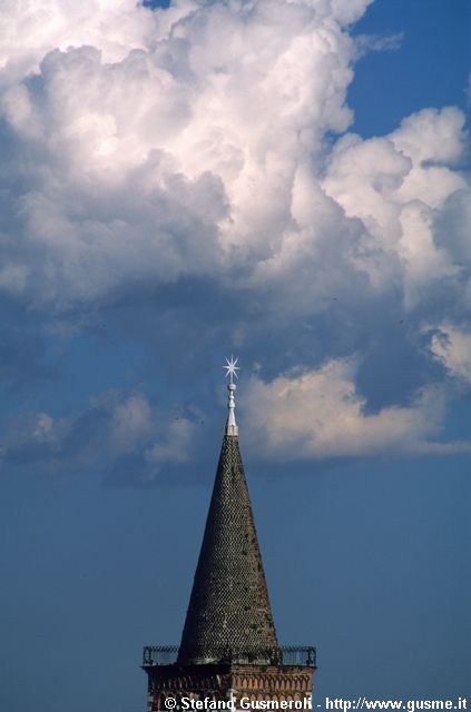  Cono cestile campanile S.Eustorgio tra i cumuli - click to next image