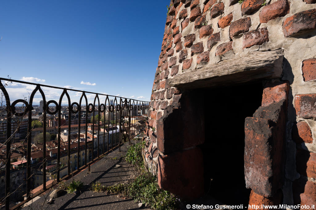  L'uscita dal campanile - click to next image