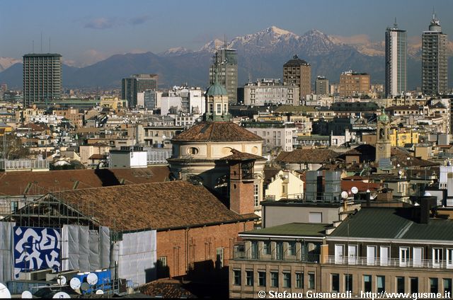  S.Fedele in restauro, grattacieli e Grigne - click to next image
