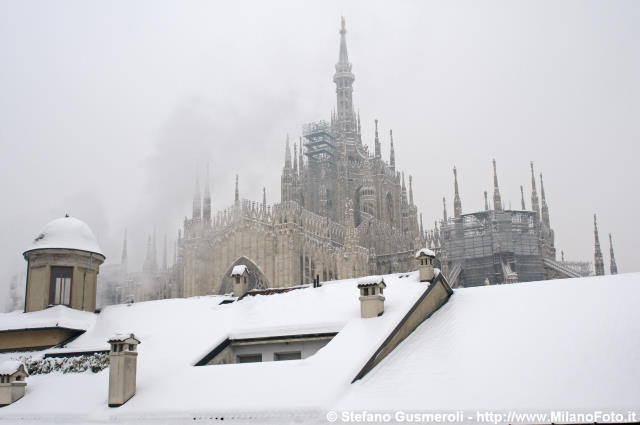  Tetti innevati e Duomo - click to next image