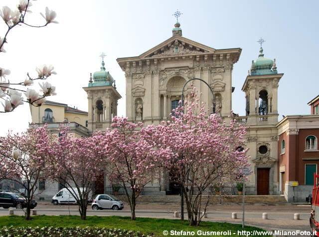  S.Maria Segreta e fioritura magnolie - click to next image