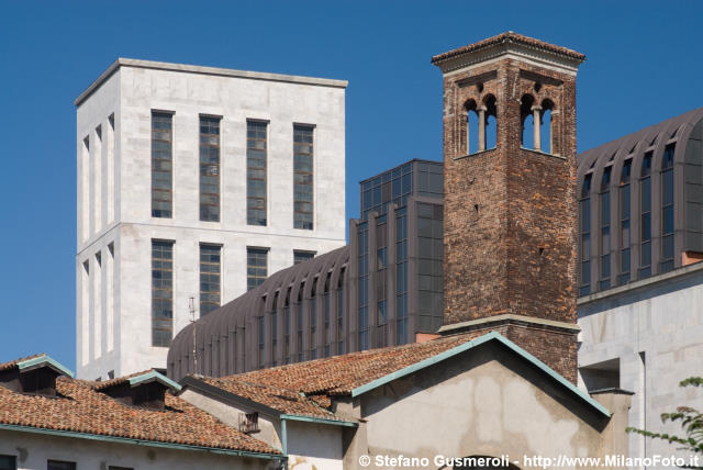  Campanile e torre del tribunale - click to next image