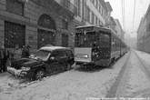 20060127_130228 Una macchina blocca decine di tram in via Broletto