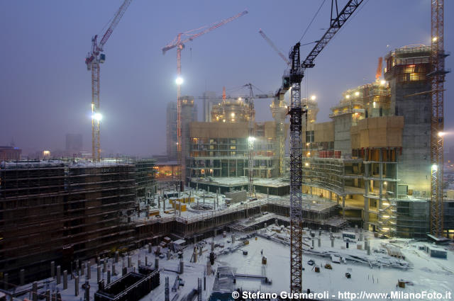  Panorama notturno sul cantiere innevato - click to next image