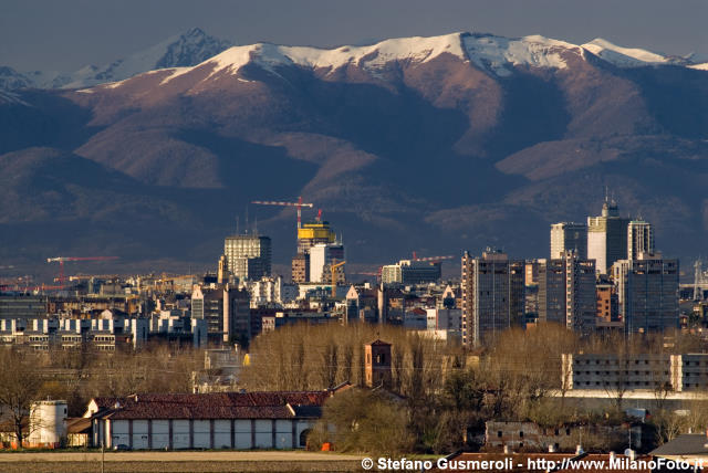  Mirasole, grattacieli e monte Bolettone - click to next image