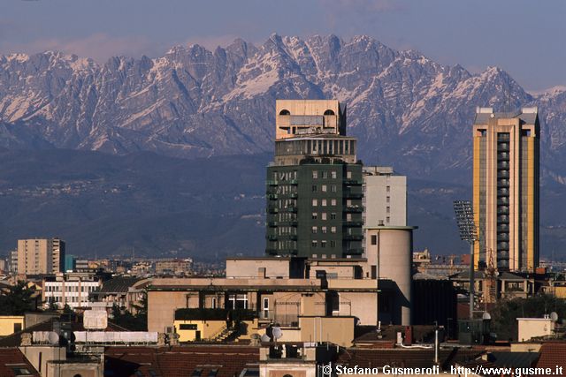  Grattacieli Biancamano 2 e Garibaldi, Resegone - click to next image