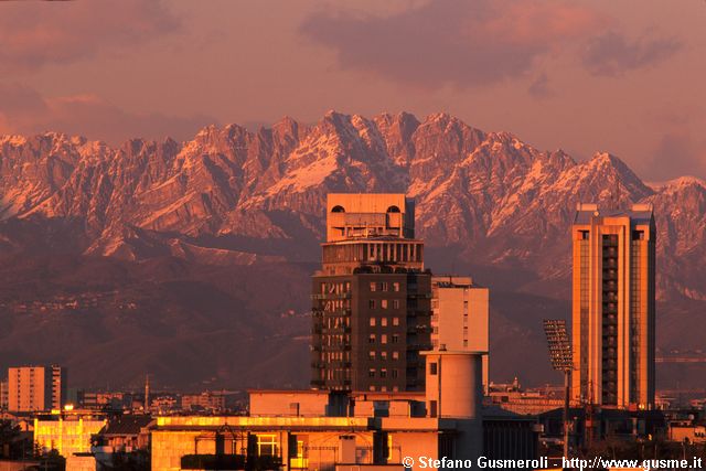  Grattacieli Biancamano 2 e Garibaldi, Resegone al tramonto - click to next image