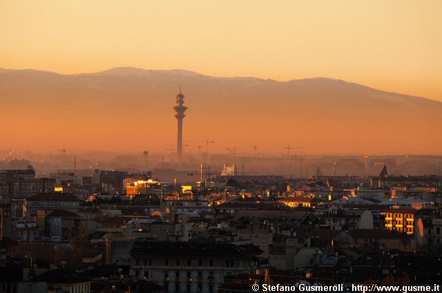  Torre Telecom Rozzano, nebbia e appennini - click to next image