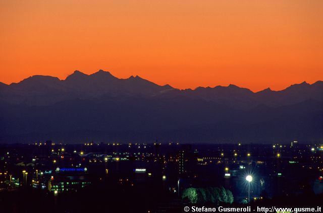  Luci sulla pianura dall'Alphubel al pizzo d'Andolla - click to next image