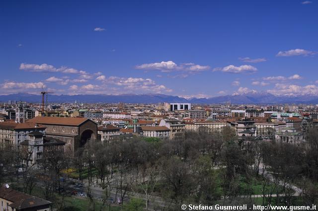  Parco Sempione, Corpus Domini e prealpi lariane - click to next image
