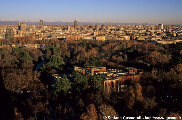  Parco, Triennale, via Legnano e grattacieli - click to next image
