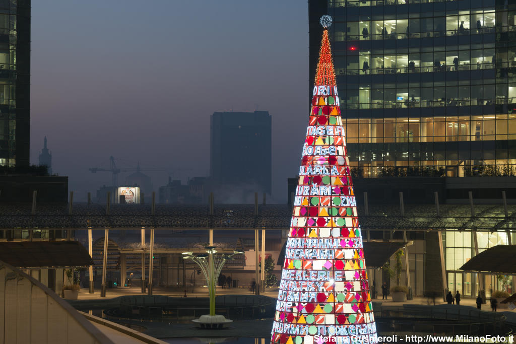  Natale in piazza Gae Aulenti - click to next image